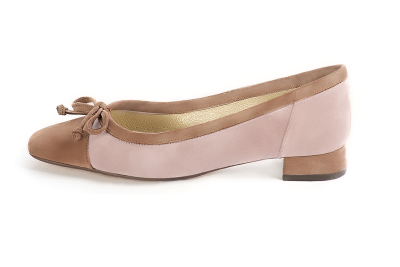 Biscuit beige and powder pink women's ballet pumps, with low heels. Square toe. Flat flare heels. Profile view - Florence KOOIJMAN